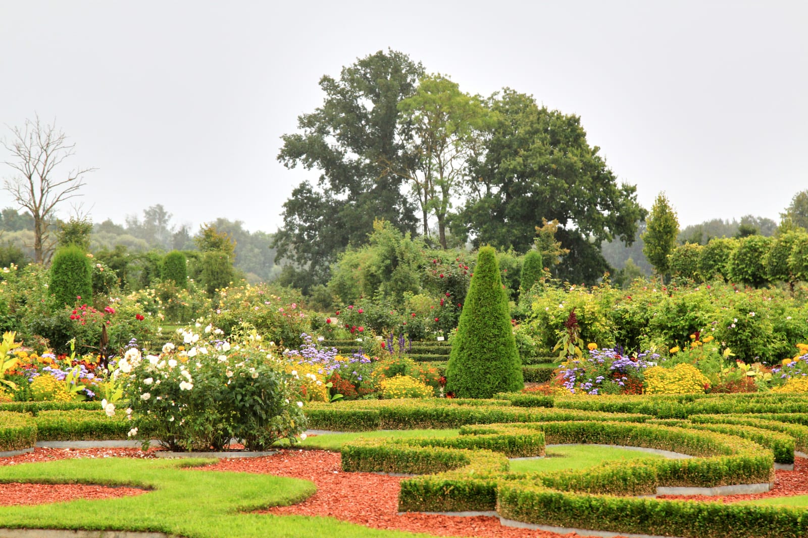 Kanan Leskova Team bei Gartenarbeit in Diepenau