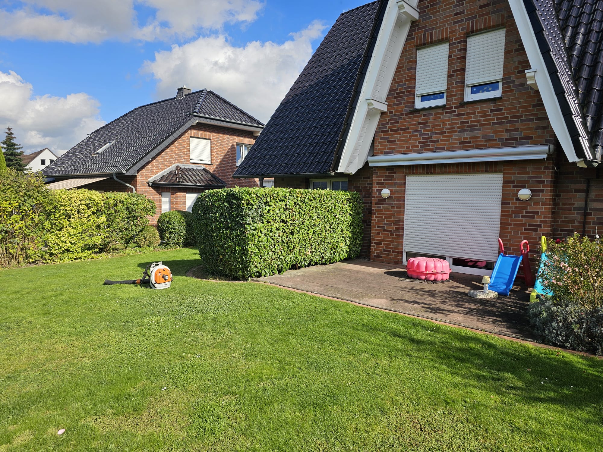 Vorgarten mit gepflegter Hecke